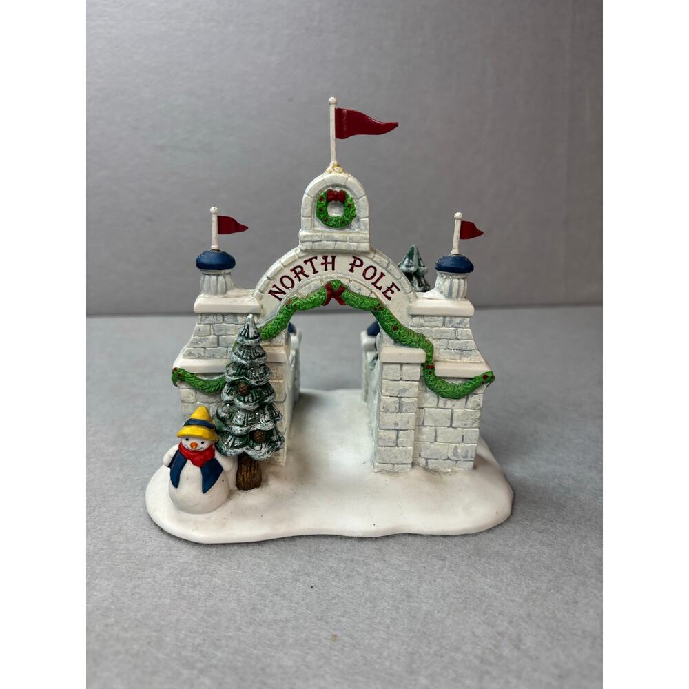 Dept 56 Heritage Christmas Village Collection‎ NORTH POLE GATE 56324 Retired